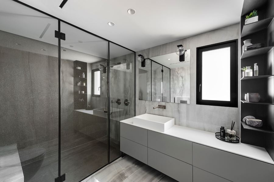 Penthouse - TLV חדר האמבטיה במגוון גופי תאורה מיוחדים בעיצובו של קמחי תאורה